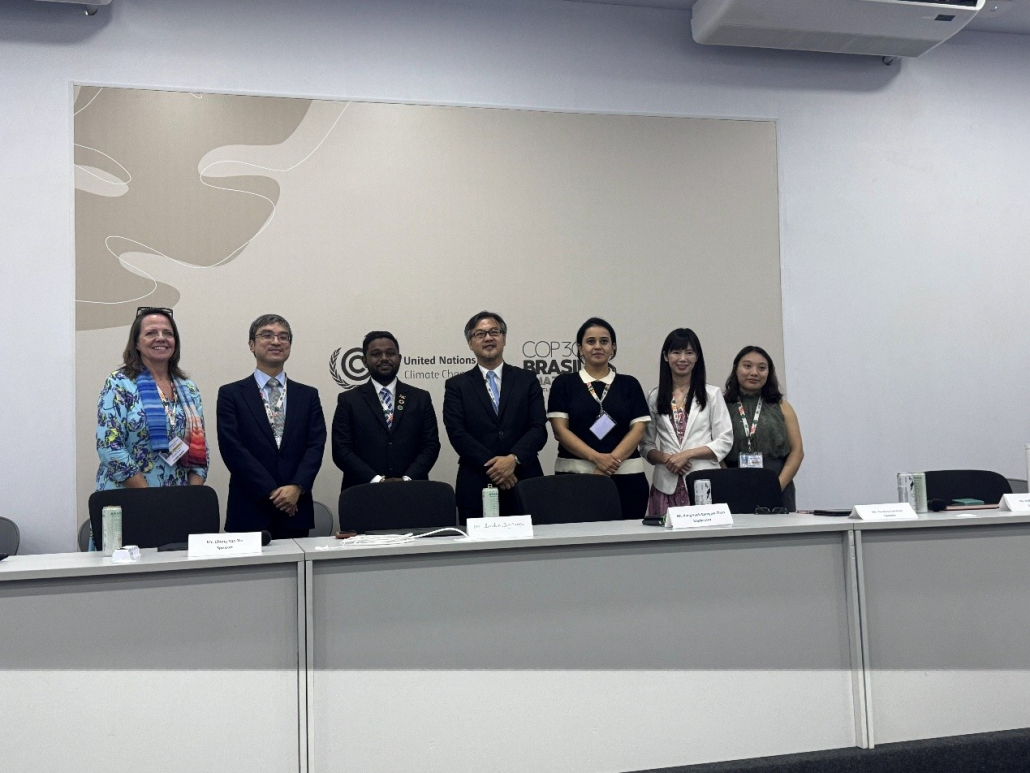 COP 30官方周邊會議「賦能青年、女性與原住民領袖在氣候、循環與能源的AI解方」主持人與分享者合影 