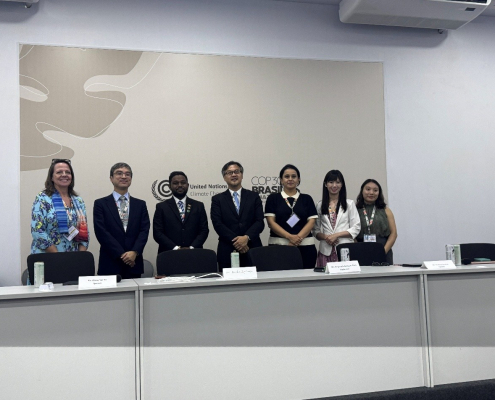 COP 30官方周邊會議「賦能青年、女性與原住民領袖在氣候、循環與能源的AI解方」主持人與分享者合影